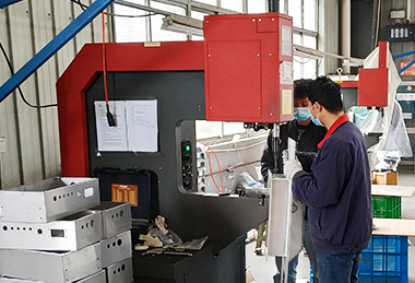 Pressure riveting machine